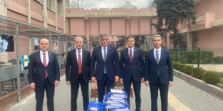 Ek Ders Ücretlerinin Yüzde 100 Artırılması İçin Topladığımız 157 Bin İmzayı MEB’e İlettik.