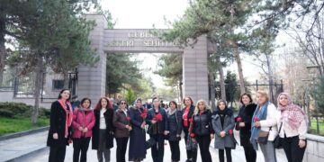 Türkiye Kamu-Sen Kadın Komisyonları Cebeci Askeri Şehitlik Mezarlığını Ziyaret Etti.