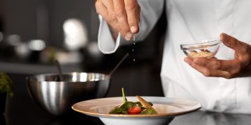 AŞÇILARIN MESAİ SAATLERİ BELİRLENMELİDİR