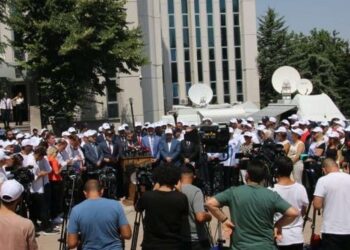 YETKİLİ KONFEDERASYONU VE HAKEMİ TÜRK MEMURUNUN VİCDANINA HAVALE EDİYORUZ