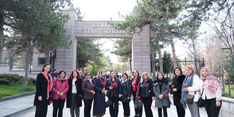 Türkiye Kamu-Sen Kadın Komisyonları Cebeci Askeri Şehitlik Mezarlığını Ziyaret Etti.