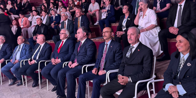 EYUDER’DEN UAESEB’E ALTIN MEŞALE ÖDÜLÜ UAESEB “YILIN SİVİL TOPLUM KURULUŞU”ÖDÜLÜNE LAYIK GÖRÜLDÜ.
